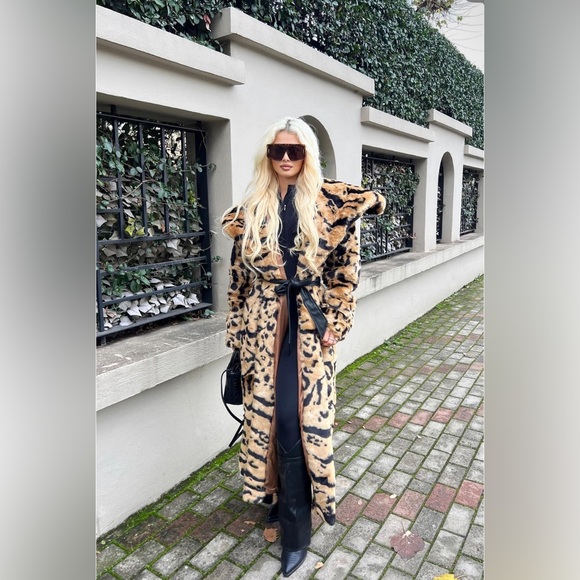 NWT Fashion Nova Glam Life Faux Fur Coat
1X - Picture 11 of 15